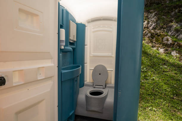 Best Portable restroom trailer rental  in Miami Gardens, FL